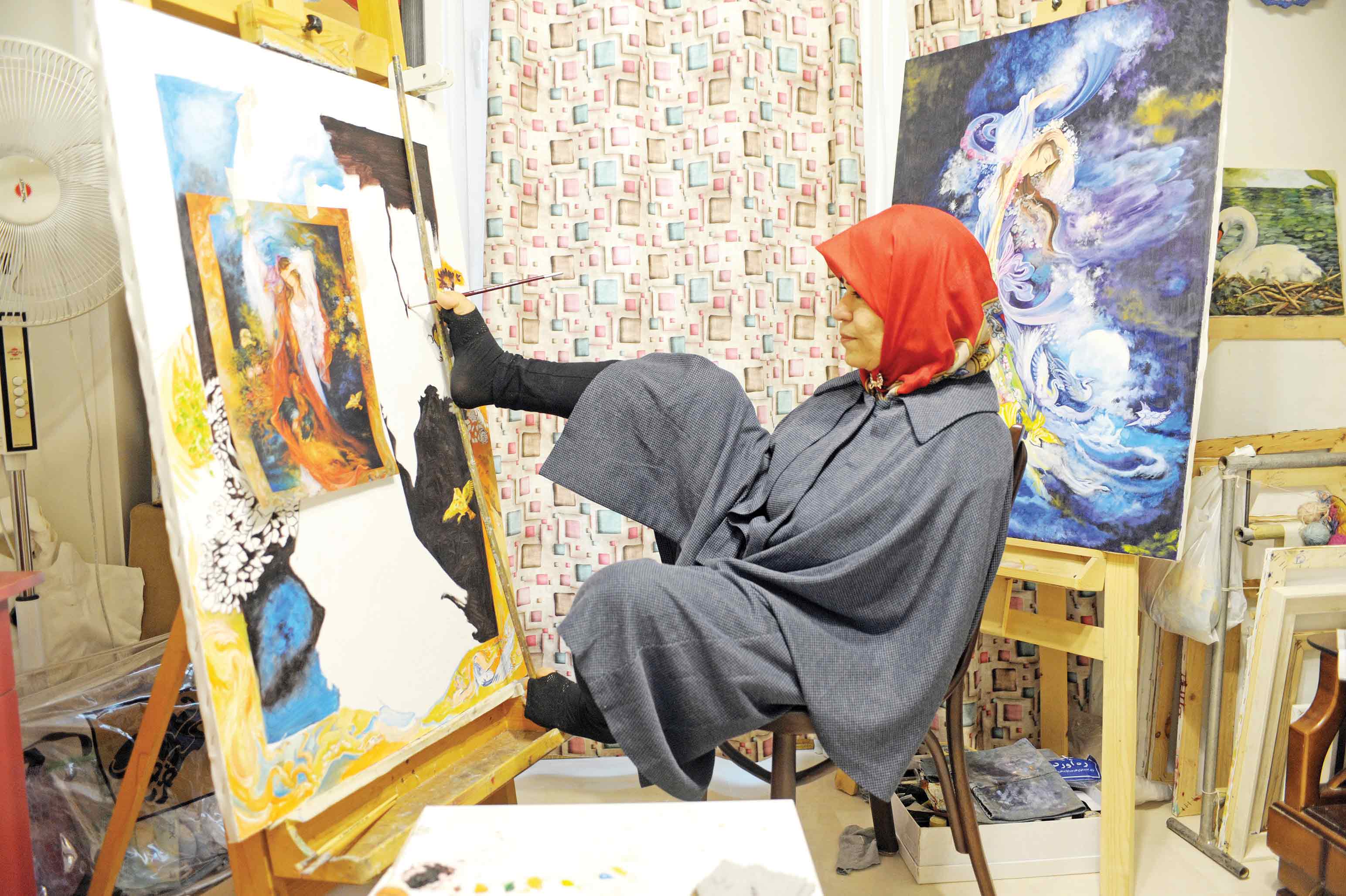 زهره اعتضادالسلطنه؛ بانوی هنرمندی که به مدد پاهایش زیباترین آثار هنری را خلق می‌کند
