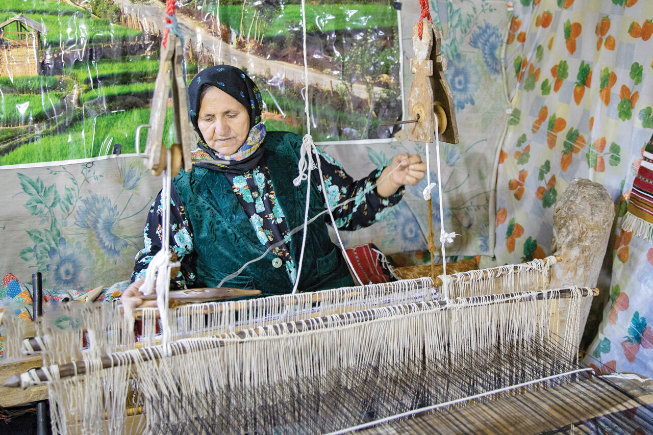 احیاگر هنر جاجیم بافی روستای زیارت یک مادربزرگ است