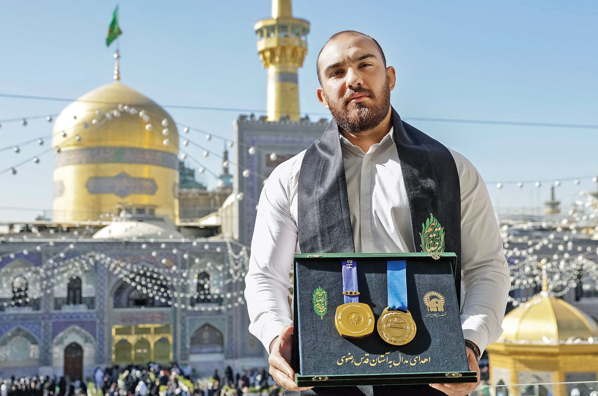 اهدای ۲ مدال طلای امیرحسین زارع قهرمان المپیک به موزه آستان قدس
