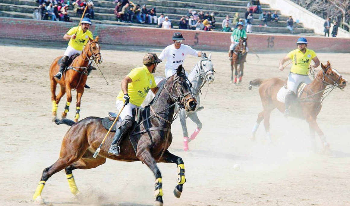 در هیاهوی پایتخت دودگرفته، اسب سواری هم عالمی دارد