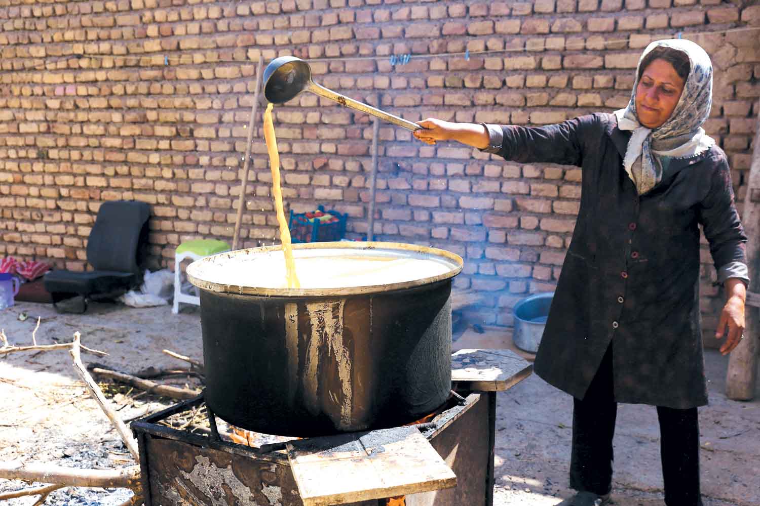 پخت سنتی شیره انگور در استان مرکزی