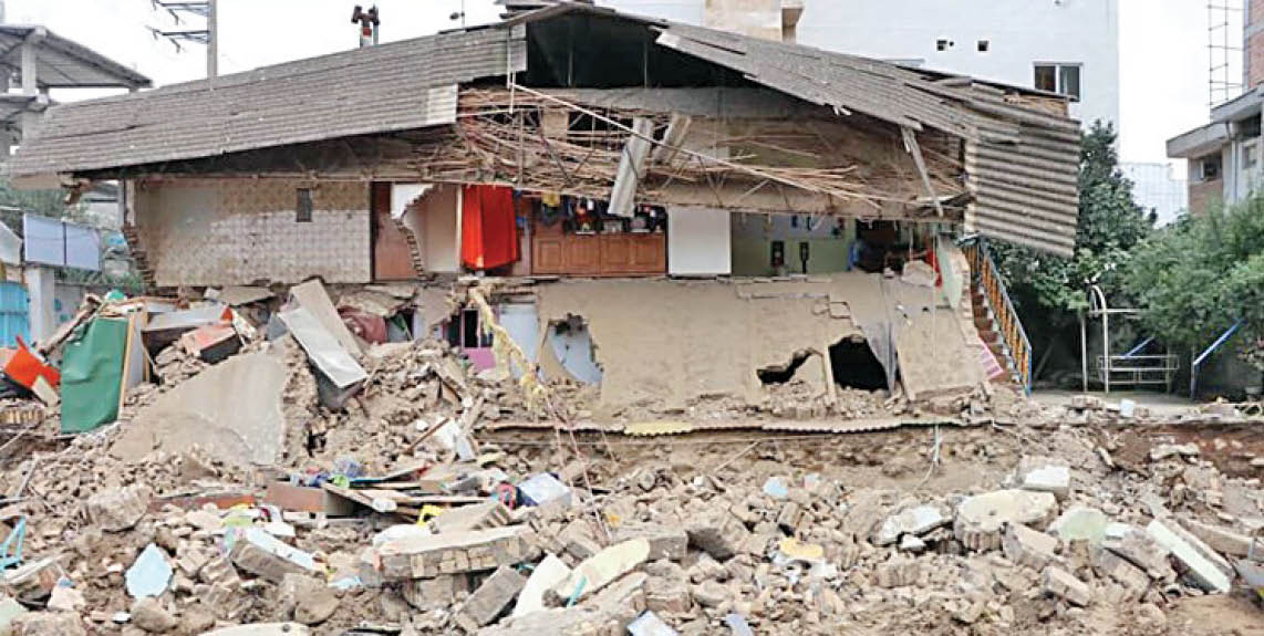 10دانش‌آموز و معلم در حادثه ریزش دیوار مدرسه‌ای در علی‌آبادکتول مصدوم شدند