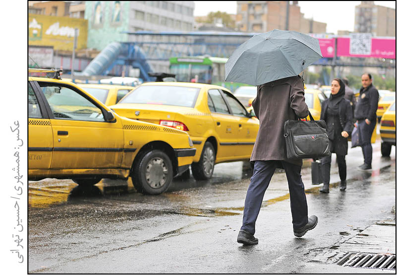 تاکسی‌سواری زیر باران