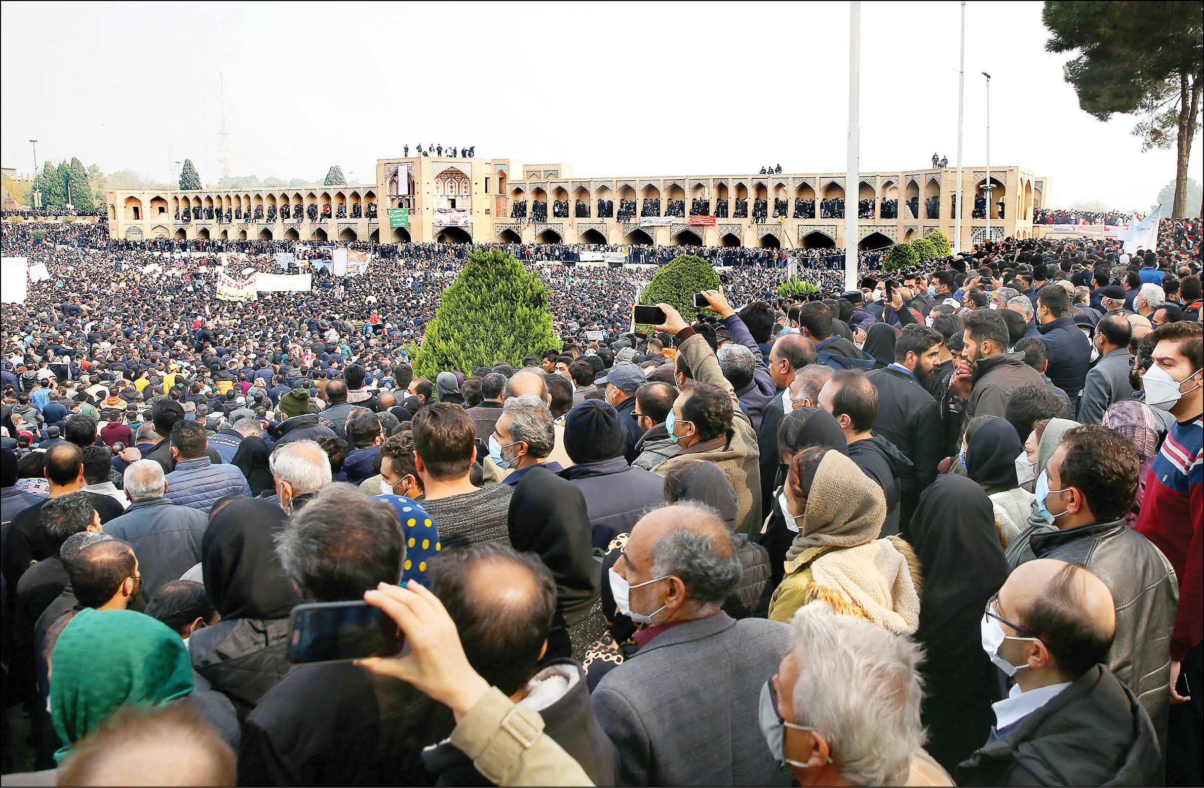 جمعیتی انبوه از ‌ مردم اصفهان با حضور در بستر زاینده‌رود، برای تأمین حقابه این رودخانه یک‌صدا شدند