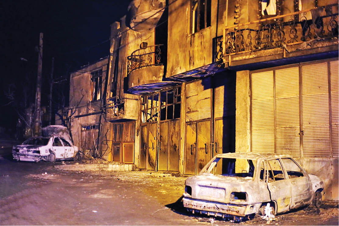 واژگونی تانکر سوخت در حسین‌آباد سنندج سیلی از آتش به راه انداخت و جان 3نفر را گرفت و 28خانه را سوزاند