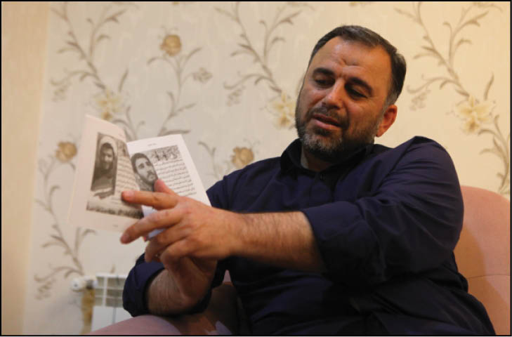 گفت‌وگو با ناصر کاوه؛ نویسنده‌ای که با سبکی متفاوت و هنرمندانه خاطرات شهدا را در فضای مجازی منتشر می‌کند