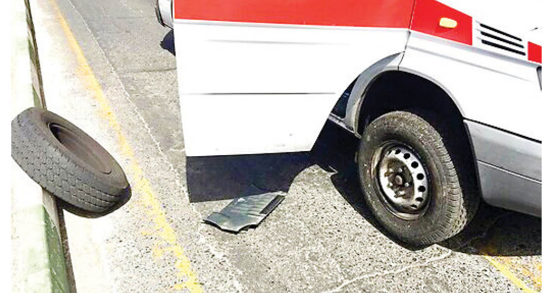 عامل پنچر کردن چرخ‌های آمبولانس، راننده اتوبوسی بود که از گرما کلافه شده بود