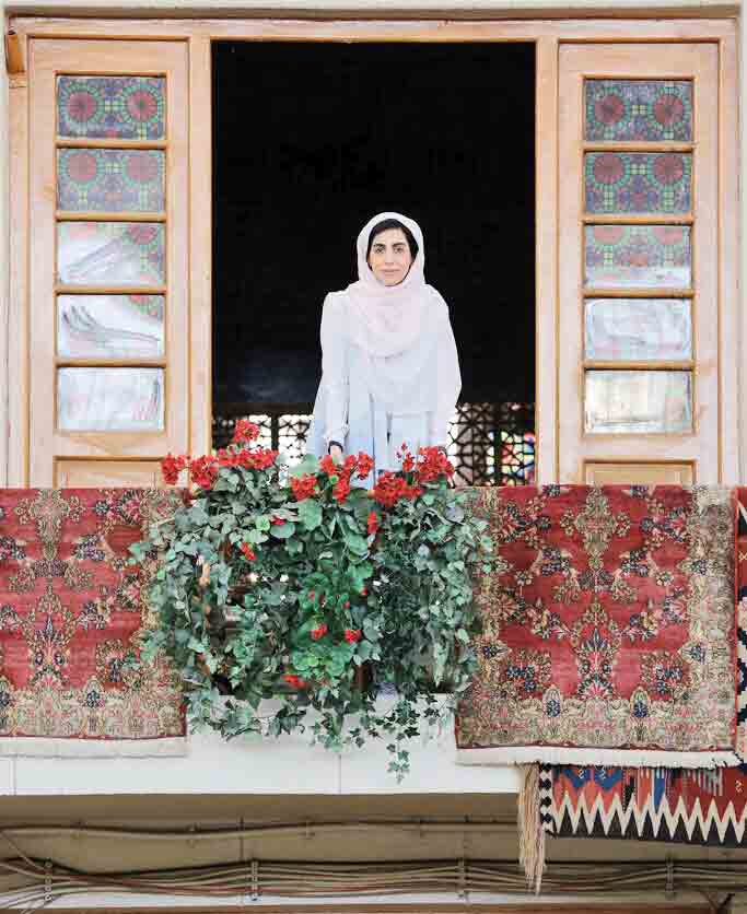 این دختر جوان، سفیری شده است تا فرش ایرانی را به جهانیان بهتر و بیشتر معرفی کند