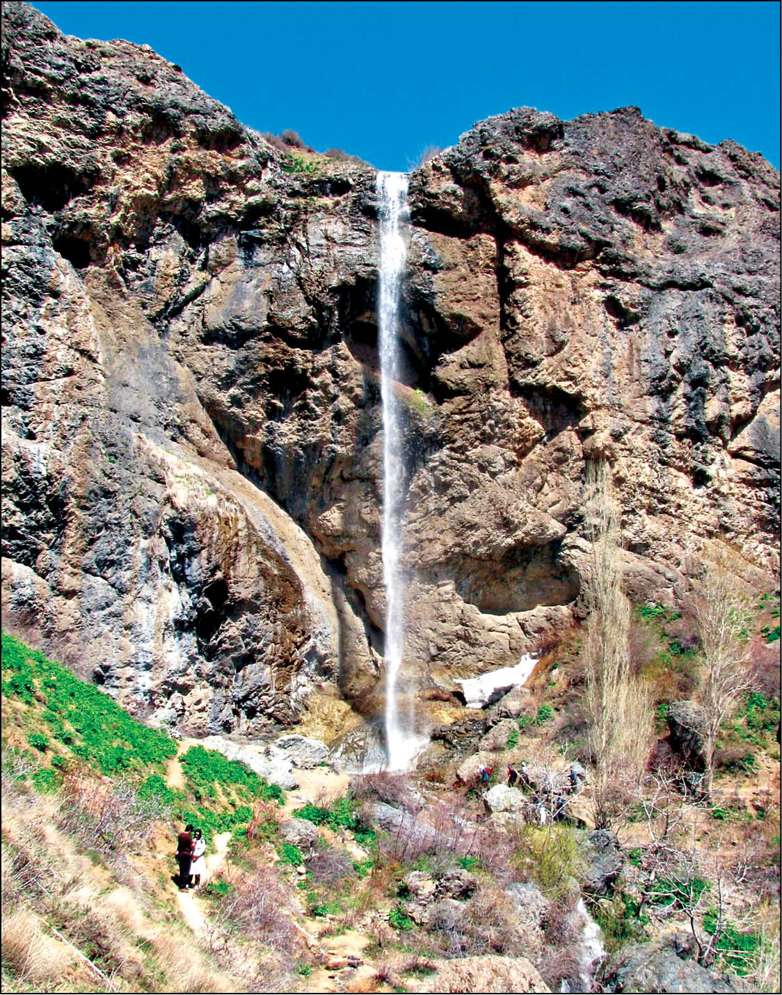 یکی از نزدیک‌ترین آبشارهای اطراف تهران که طبیعت زیبایی دارد آبشار سنگان است