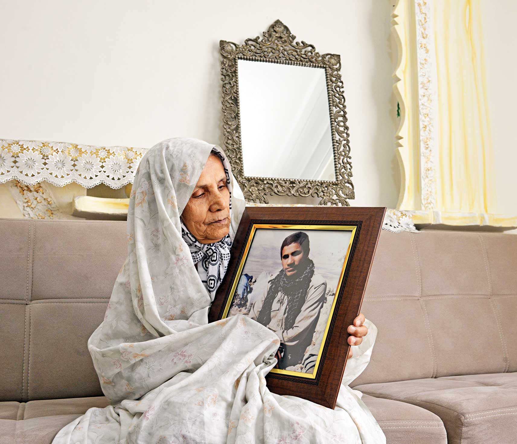 یادی از زهرا پورصالحی که 13تن از عزیزان خود را در جنگ تحمیلی از دست داده است
