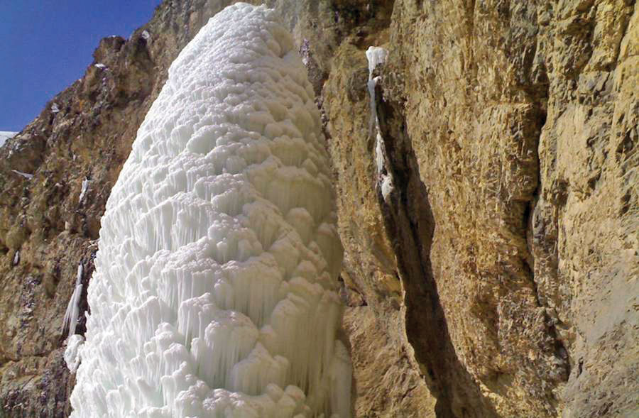 فراغت کنار آبشار یخ‌زده و چنار هزارساله