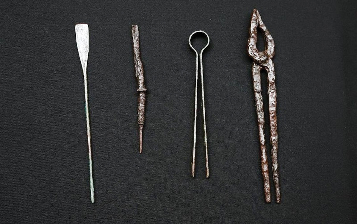 ابزار پزشکی در گور باستانی