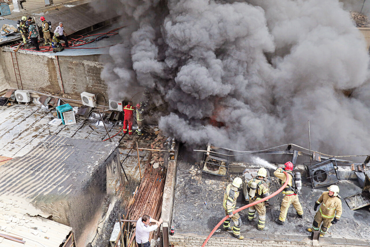 آتش‌سوزی در انبار چسب بازار تهران