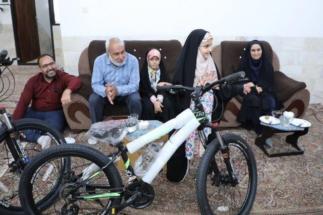 دوچرخه، جایزه دختری که زندانی آزاد کرد
