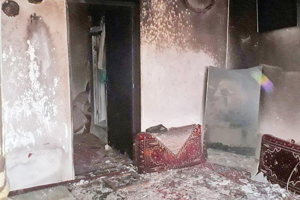 ماموران پلیس برای نجات کودکان گرفتار در خانه شعله‌ور به دل آتش زدند