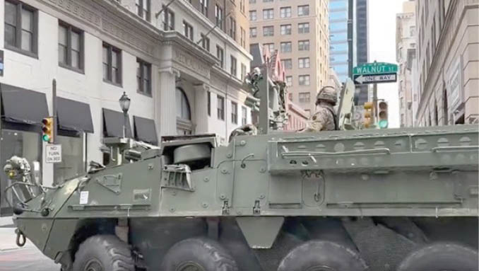 جولان تانک‌ها در خیابان‌های آمریکا