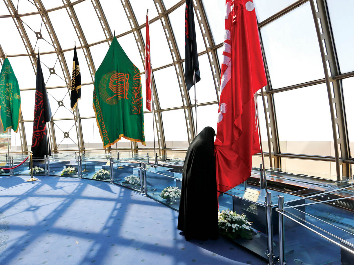 اهتزار پرچم عتبات بر فراز تهران