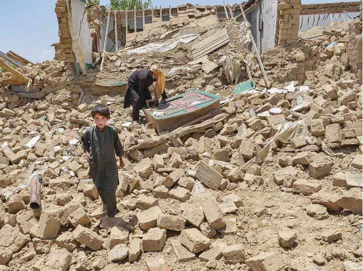 وقوع زلزله در غرب افغانستان بیش از 2000 قربانی و هزاران بی‌خانمان برجای گذاشته است
