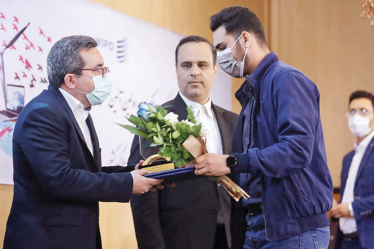 علیرضا سلمانی، پرستار نمونه‌ای که در مسابقات جهانی مخترعان موفق به دریافت مدال برنز جهانی شد
