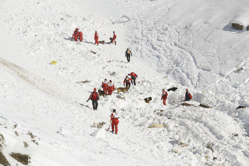 اعضای یک تیم کوهنوردی هنگام بازگشت از ارتفاعات اشترانکوه گرفتار بهمن شدند و 5نفر جان باختند