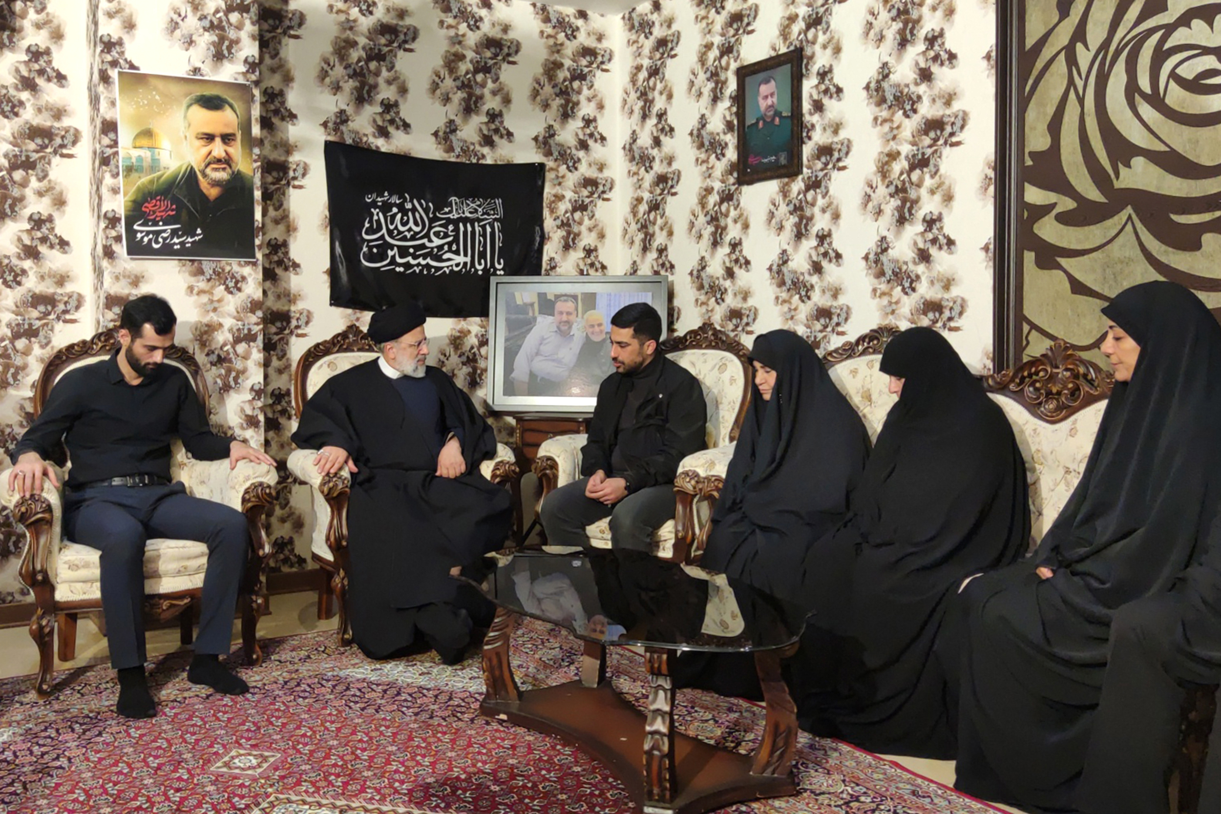 حضور رئیس‌جمهور در منزل شهید سیدرضی موسوی