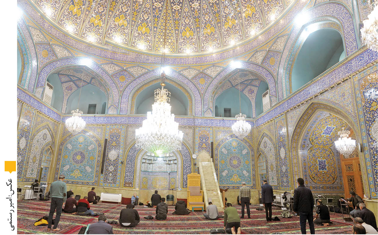 مسجدی با منبر مرمرین و قبله‌نمای خورشیدی