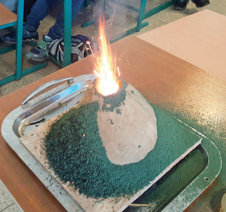 فوران آتشفشان روی میز