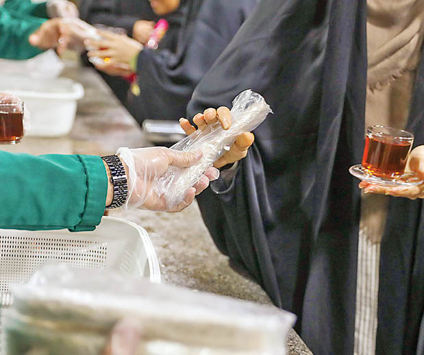 توزیع 6 هزار ساندویچ نذری در حرم امام رضا