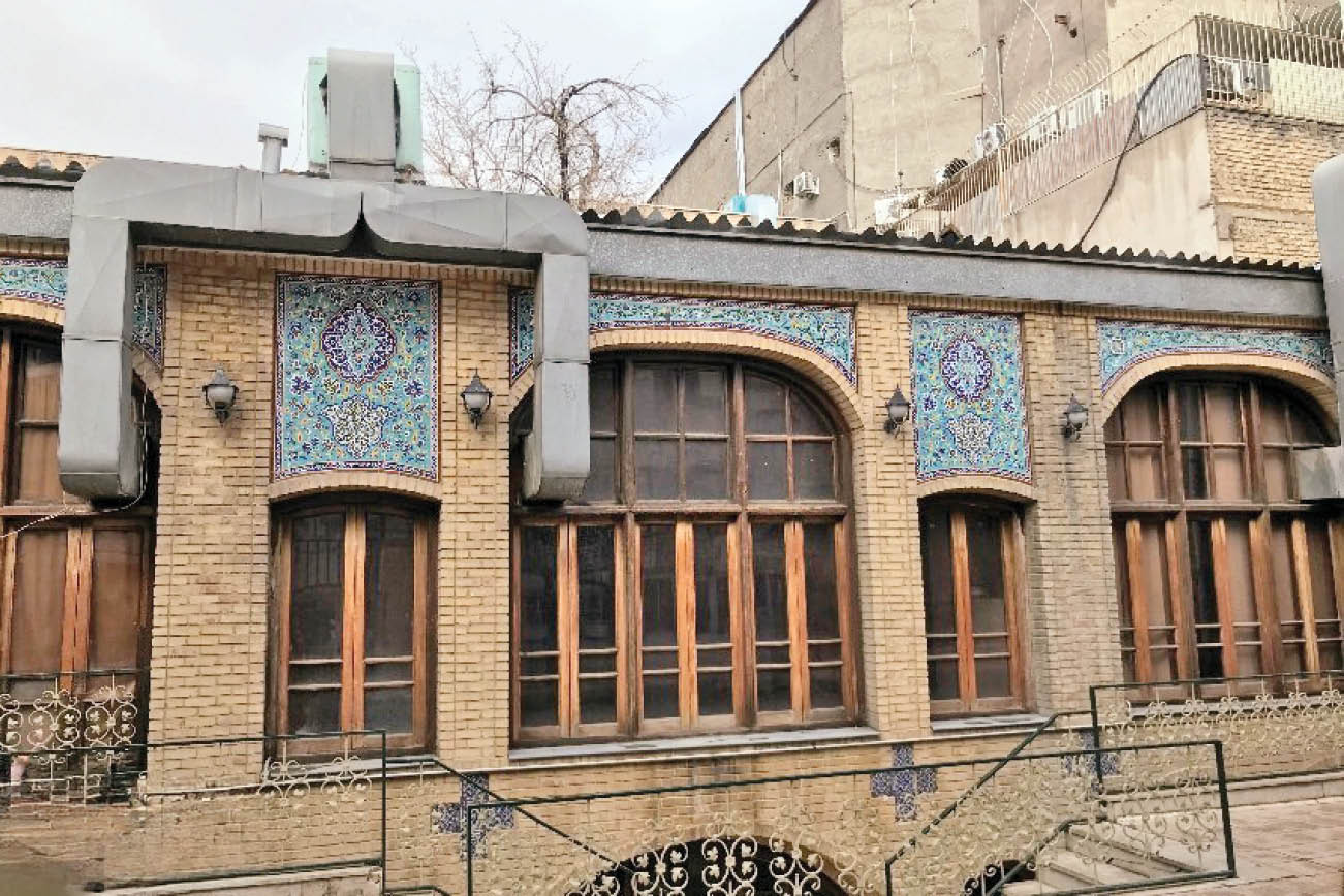 کوچه‌ها و خیابان‌های قدیمی تهران میزبان هنرمندان بسیاری بوده‌اند