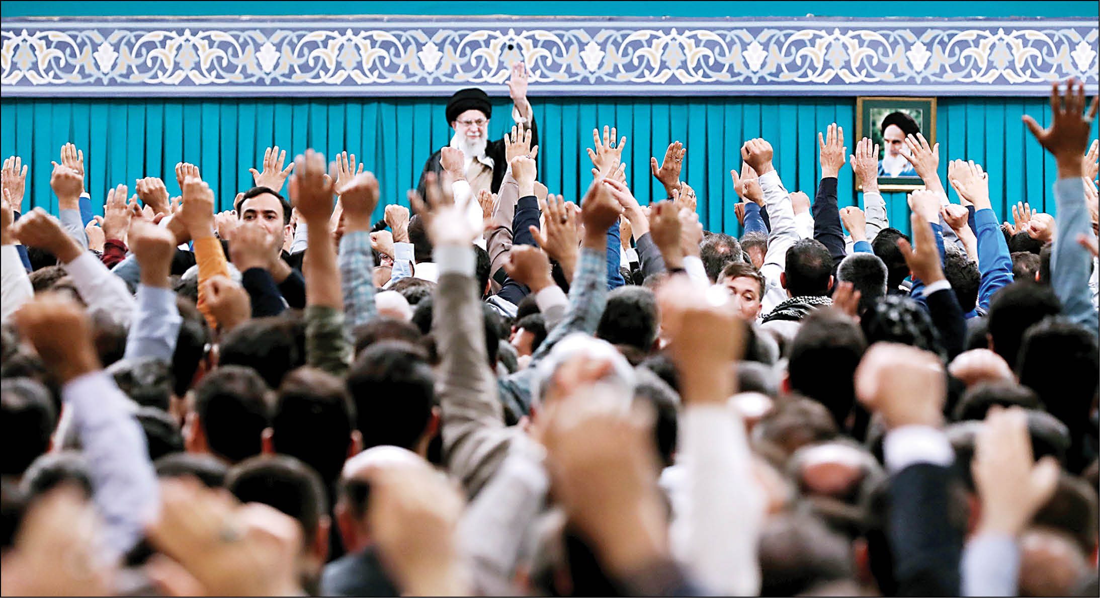 رهبر انقلاب در دیدار هزاران کارگر به رفع دغدغه کارگران تاکید کردند