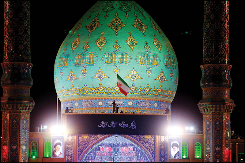 اهتزاز پرچم ایران بر پیشانی جمکران