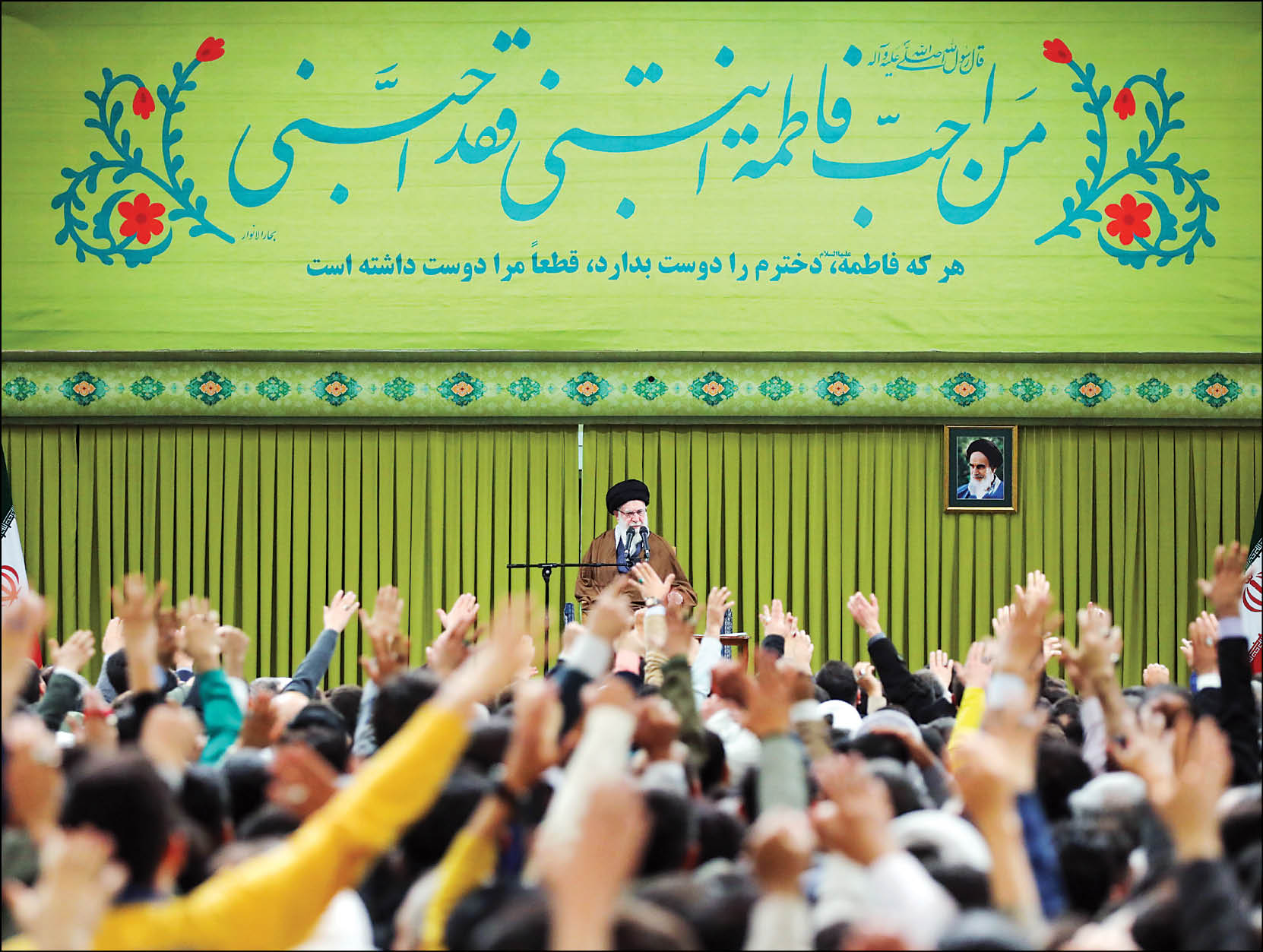 رهبر انقلاب: کمبودهای زیادی داریم اما کشور در حال پیشرفت است