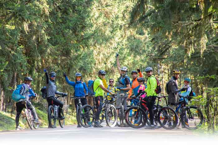 همراه با گروهی که برای همه‌گیر شدن فرهنگ استفاده از دوچرخه تلاش می‌کنند