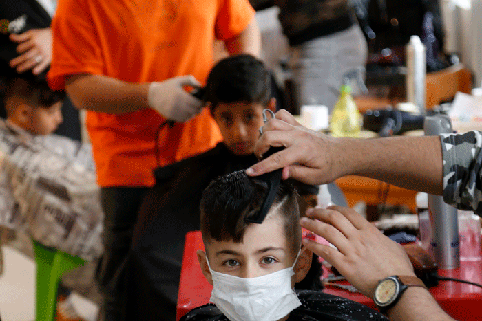 با متفاوت‌ترین آرایشگاه مردانه تهران آشنا شوید | اینجا محل تیپ زدن کودکان کار است!